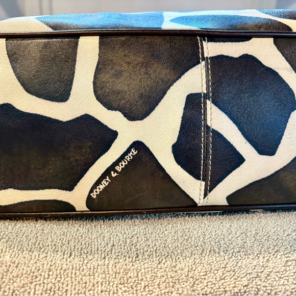 Dooney & Bourke Giraffe Print Shoulder Bag with Wallet - Picture 6 of 11